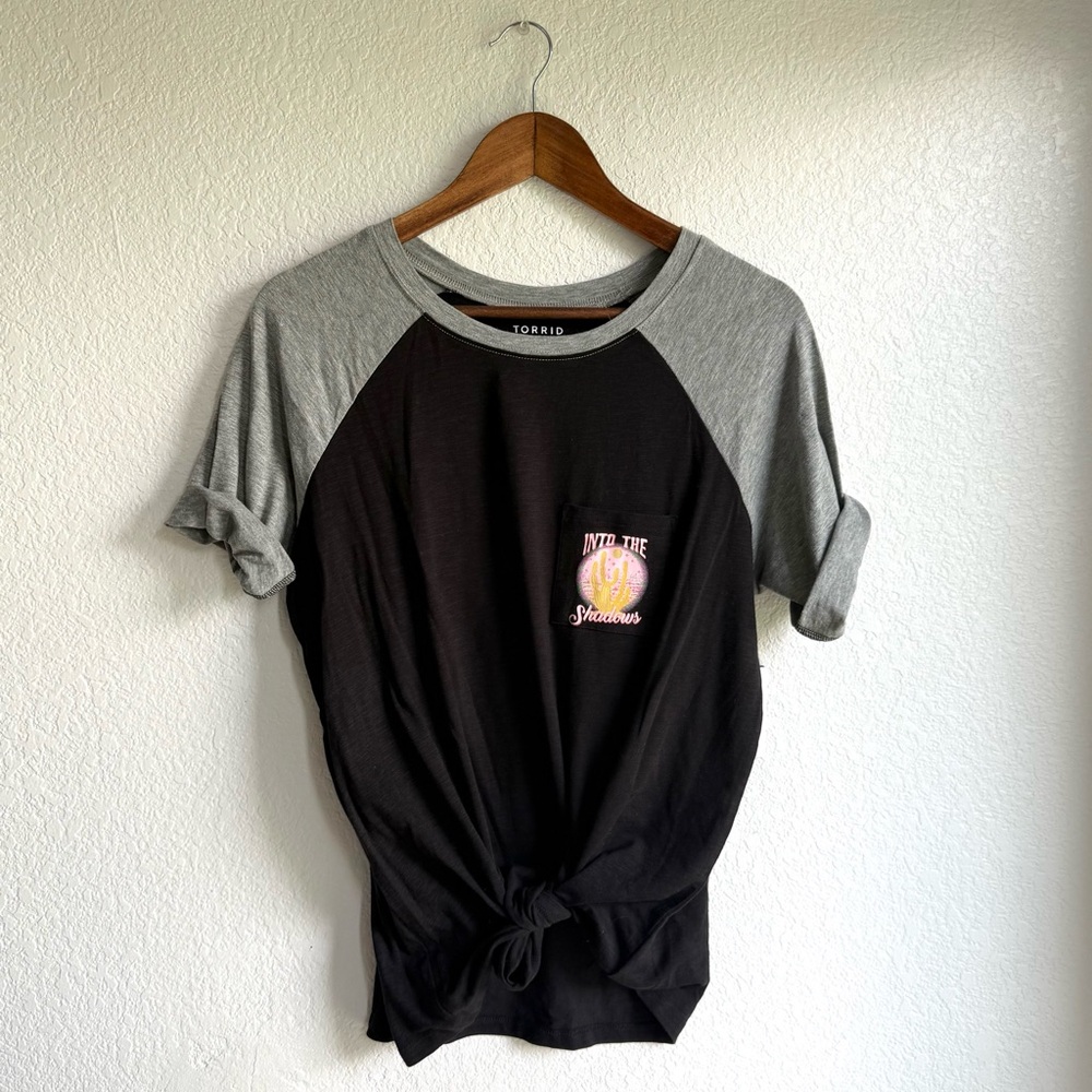 NWT Torrid Womens Graphic Tee T Shirt Black Gray Raglan Short Sleeve Size M/L